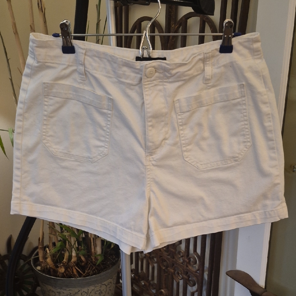 Sanctuary White Womenโs Bermuda Shorts